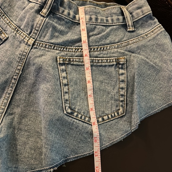 MICAS FRAYED HEM WIDE LEG DENIM SHORTS - Picture 7 of 7